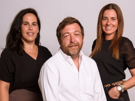 Peter Schmidt Group startet Büro in Lissabon - Pedro Vilar leitet mit Filipa Serra (links) und Adriana Seixas (rechts) das neue Büro der Peter Schmidt Group in Lissabon - Foto: Peter Schmidt Group